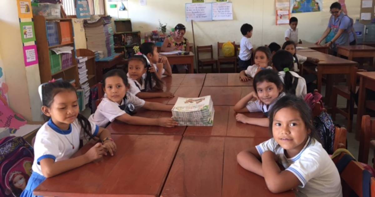 Students in Ucayali Peru in 2016, where Mathematica evaluated the Amazonía Lee program.